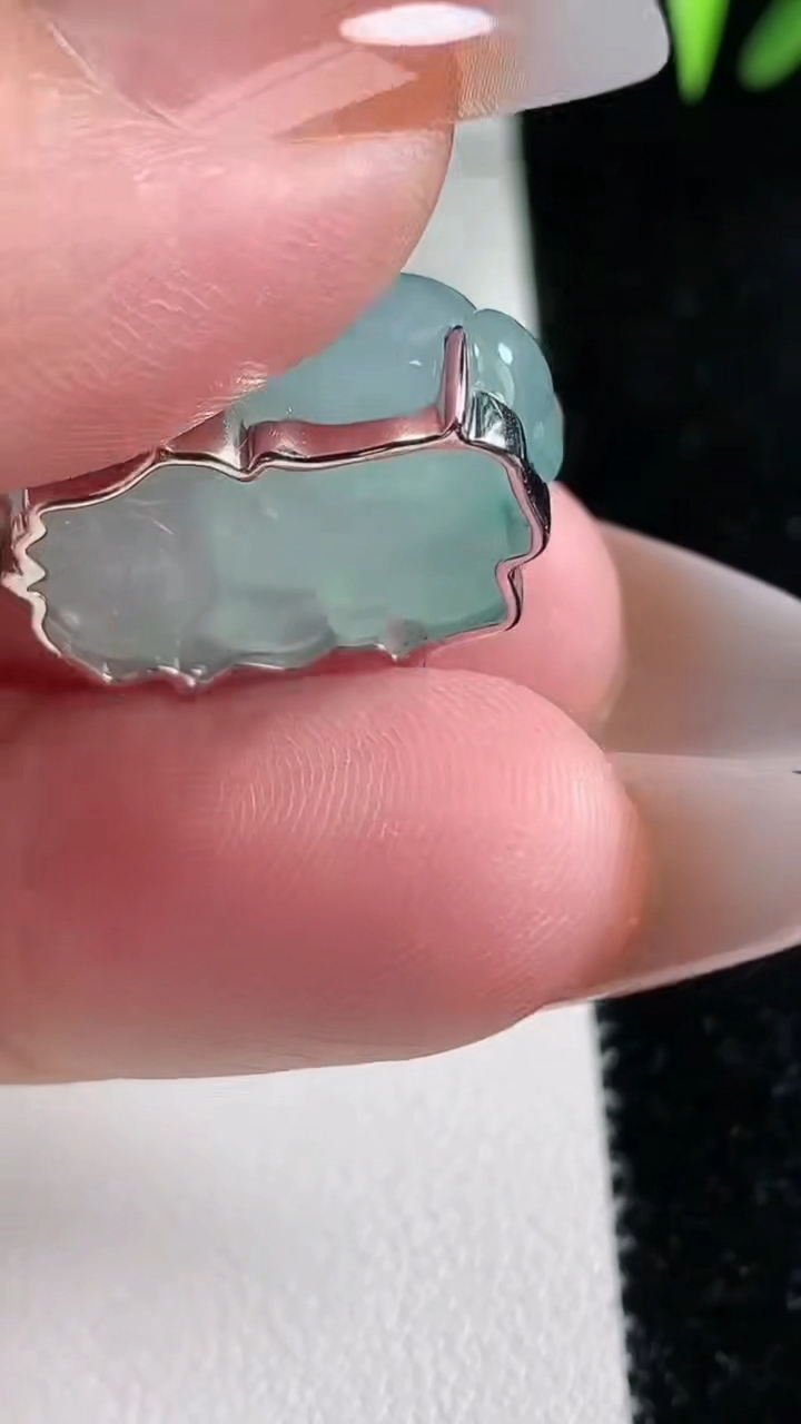 天然A货翡翠貔貅吊坠，尺寸20.8-13.8-11.4，重量：7.81g
3月11日