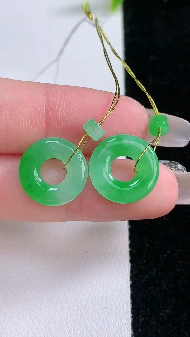 天然A货翡翠平安环吊坠一对，尺寸14.3-2.6，重量:2.96g
3月11日