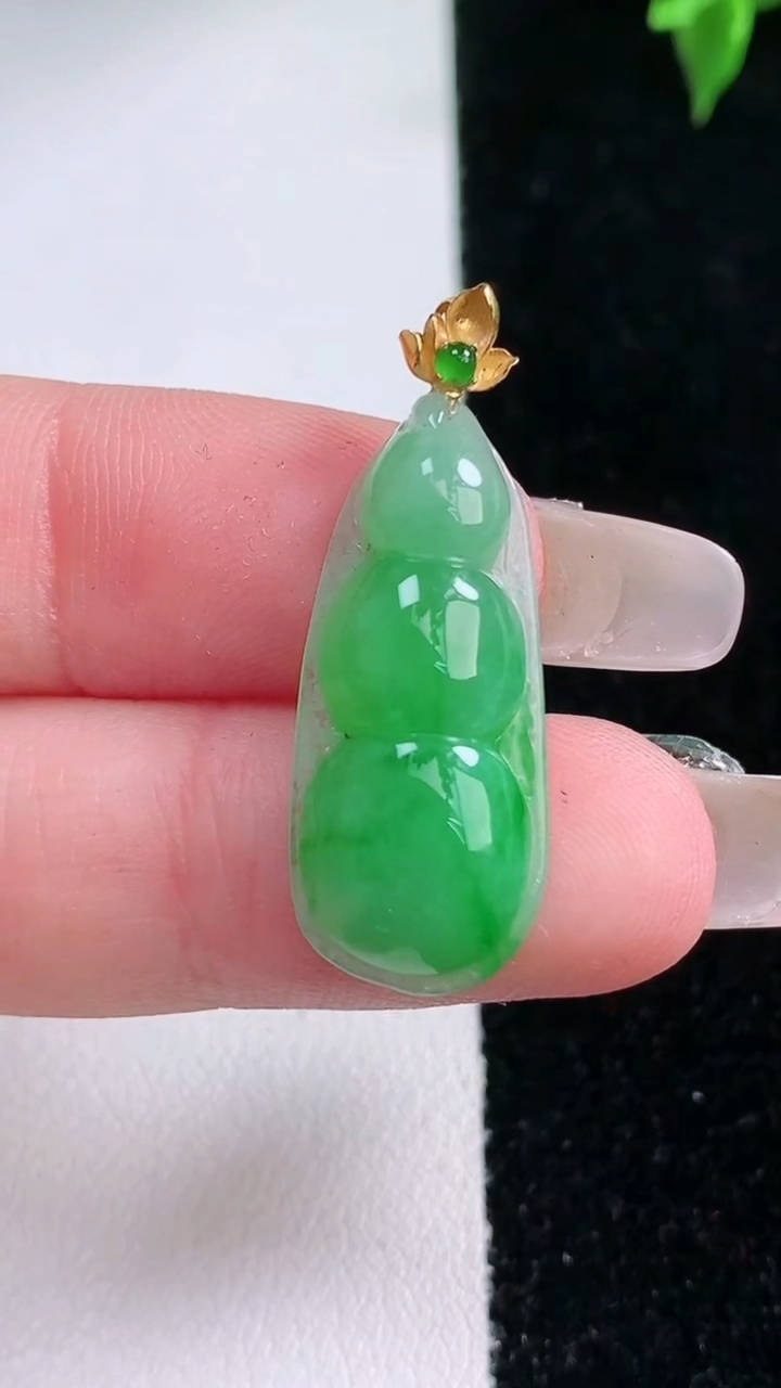 天然A货翡翠福豆吊坠，尺寸25.8-11.4-4.4，重量:2.69g
3月11日
