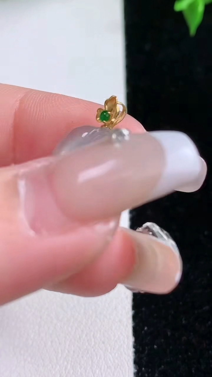 天然A货翡翠种飘花金枝玉叶 叶子吊坠，尺寸22.8-13.6-3.2，重量:2.16g
3月11日