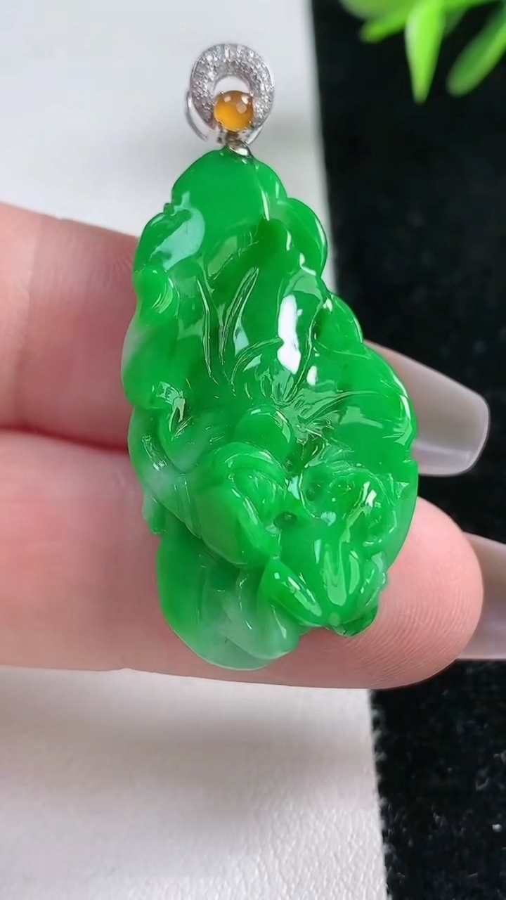 天然A货翡翠白菜吊坠，尺寸36.3-20.3-10，重量:10.27g
3月11日