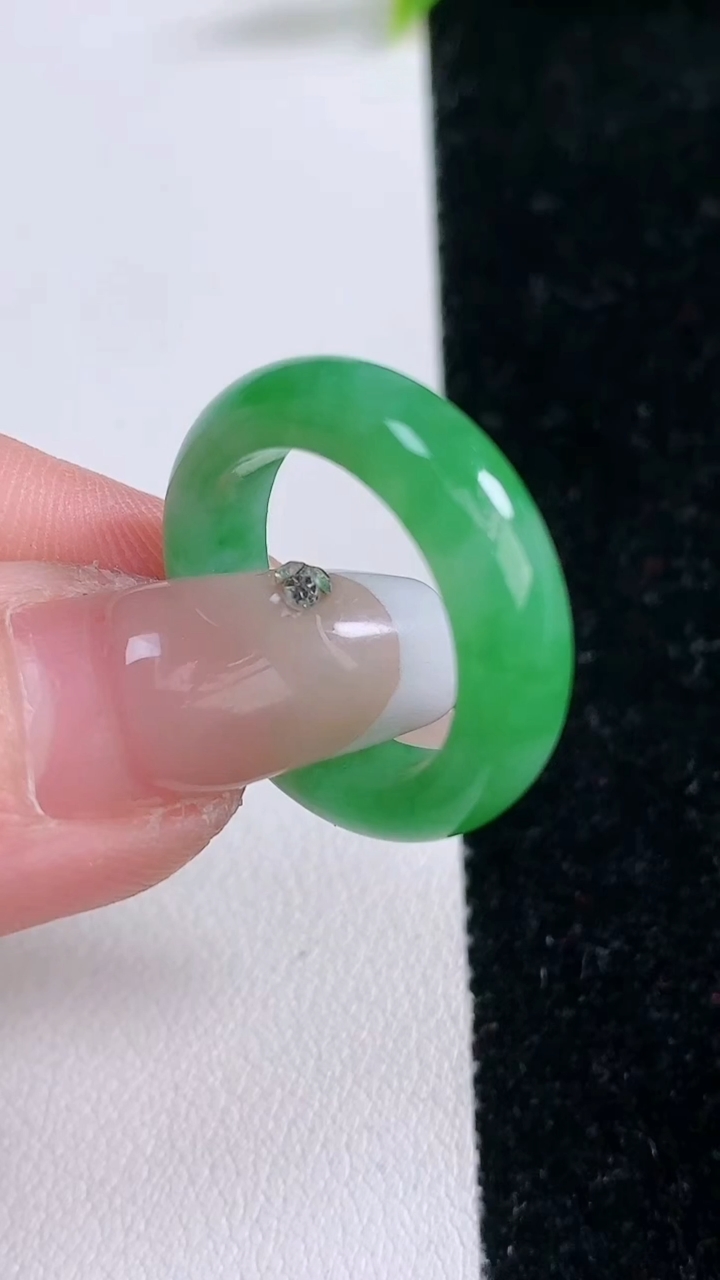 天然A货翡翠指环戒指，尺寸17.3-5.7-3.3，重量:4.01g2026年3月11日
工厂直销收