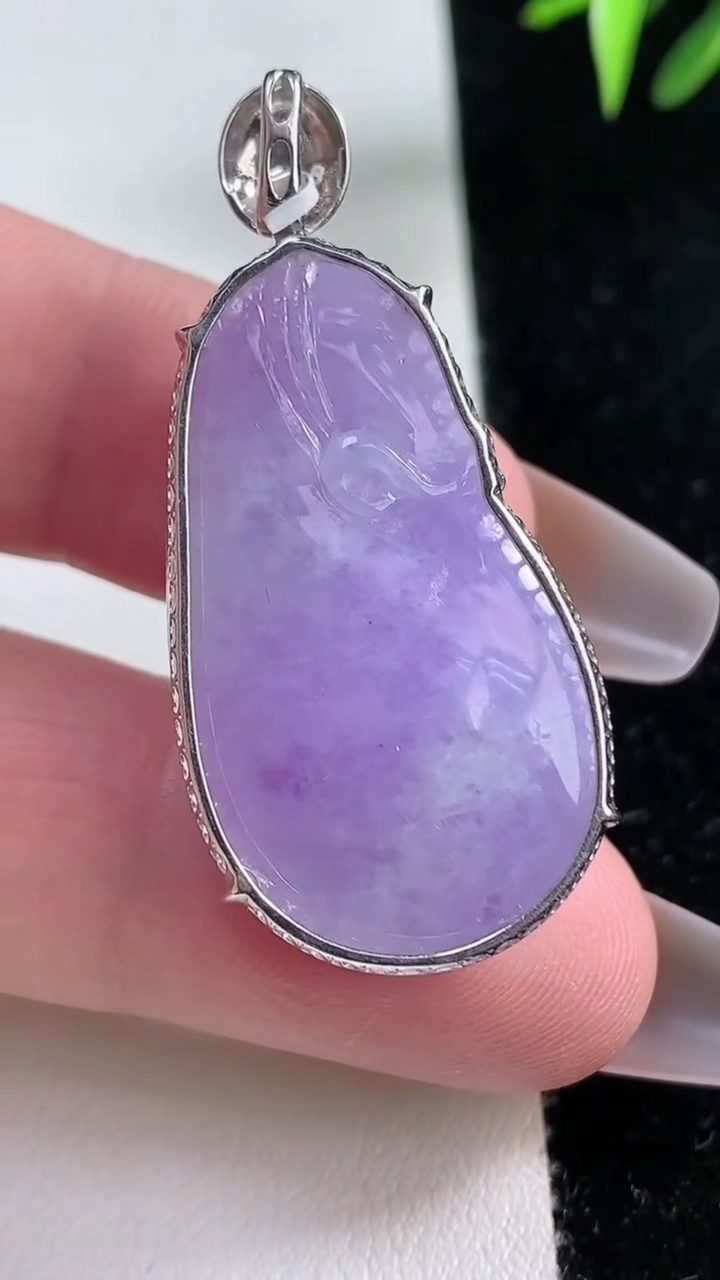 天然A货翡翠18k金紫罗兰福瓜吊坠，尺寸34.8-24.3-12.8，重量:13.73g
3月11日