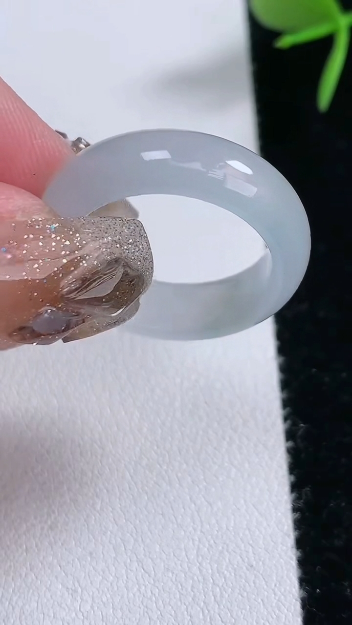 天然A货翡翠玉指环戒指，尺寸18.2-6.5-3.5，重量:4.72g2026年3月11日
工厂直销收藏佳品,种好水足，色泽均匀，有种有色，上手高大气！