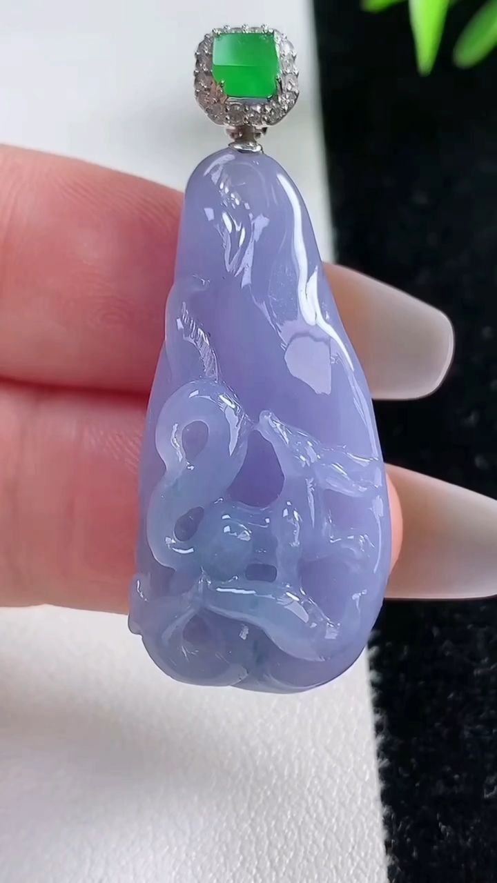 天然A货翡翠18k金紫罗兰梅花鹿吊坠，尺寸37.1-16.7-8，重量:9.23g
3月11日