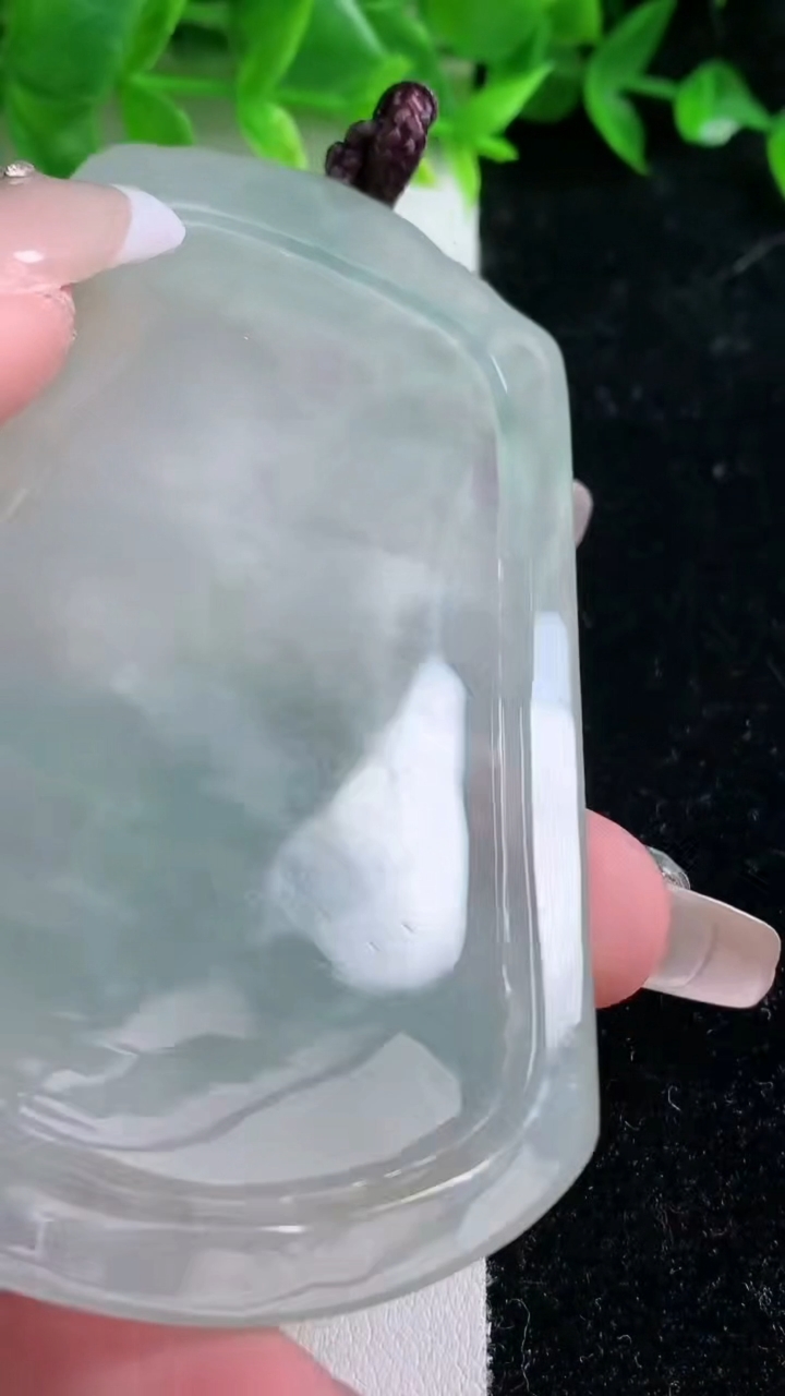 天然A货翡翠龙牌吊坠，尺寸82.8-56.8-6，重:56.36g
3月11日