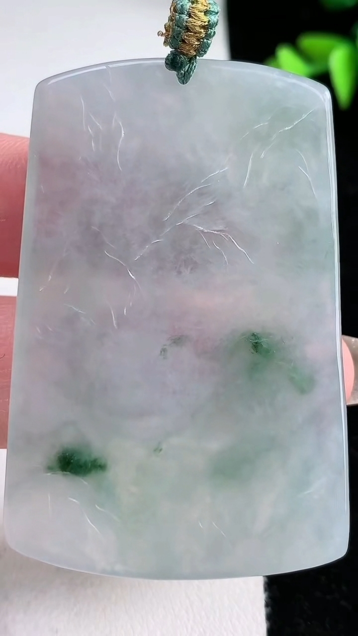 天然A货翡翠牌吊坠，尺寸57.2-37.8-5.2，重量:30.24g
3月11日