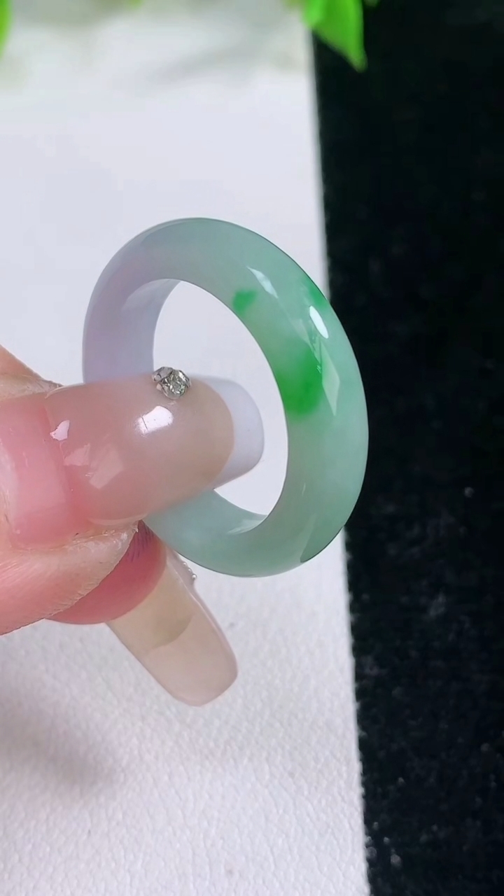 天然A货翡翠指环戒指，尺寸18.7-5.2-3.3，重量:4.42g2026年3月11日
工厂直销收藏佳品,种好水足，色泽均匀，有种有色，上手高大气！