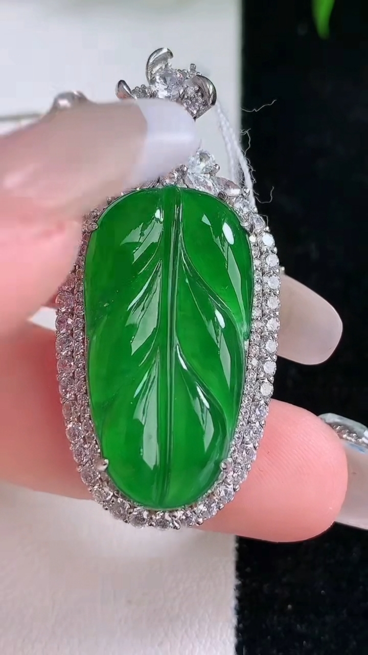 天然A货翡翠金枝玉叶叶子吊坠，尺寸43.7-19.6-8.4，裸石27.6-15重量:7.59g
3月11日