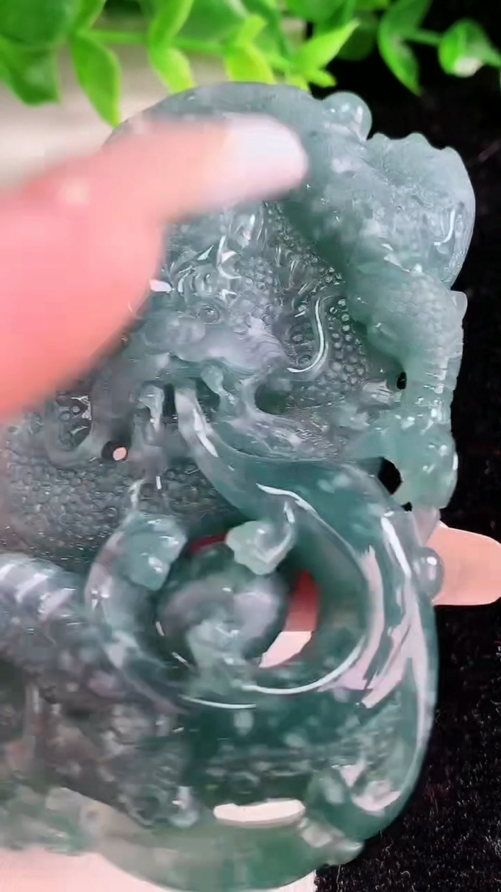 天然A货翡翠龙牌吊坠，尺寸82.5-48-13.5，重:82.56g
3月11日