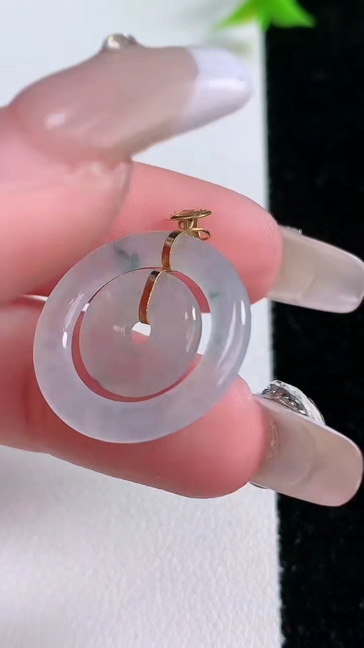 天然A货翡翠18K金飘花母子平安扣吊坠，尺寸21.2-2.7，重:2.45g
3月11日