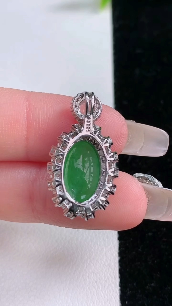 天然A货翡翠蛋面吊坠，尺寸26-13-8.5，裸石14.2-8.8重量:3.63g
3月11日