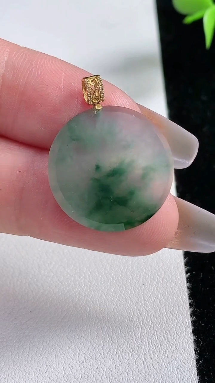 天然A货翡翠种飘花无事牌吊坠，尺寸21.7-2.6，重量:3.14g
3月11日