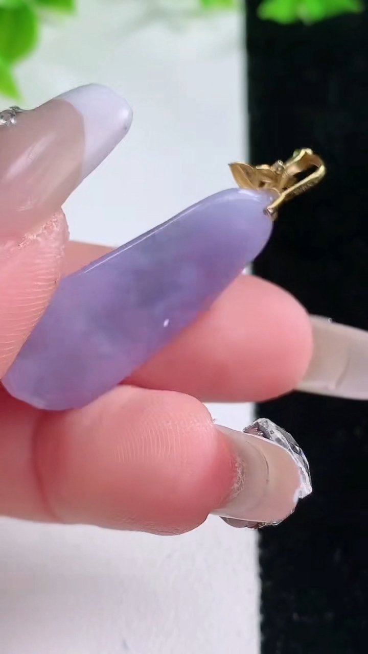 天然A货翡翠18K金紫罗兰福豆吊坠，尺寸31.7-12.3-6.4，重量:4.56g
3月11日