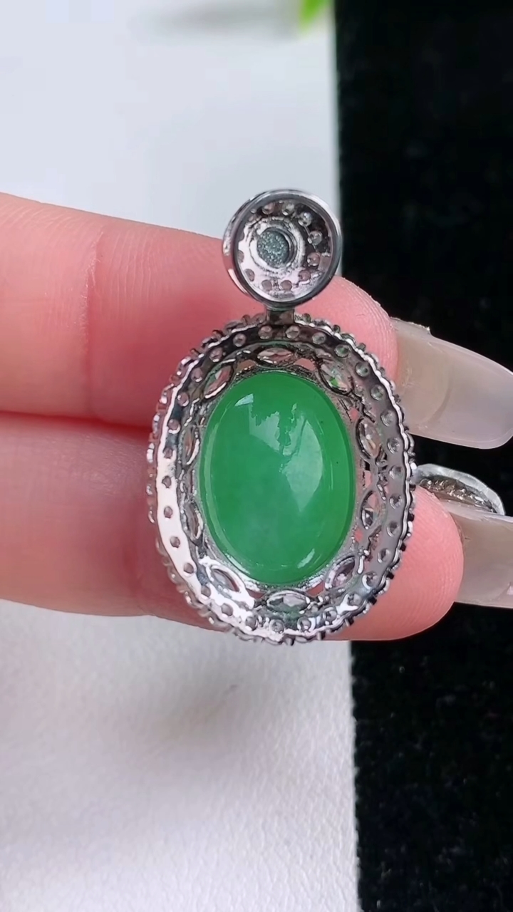 天然A货翡翠蛋面吊坠，尺寸30-18.2-9，裸石15.3-11.5重量:4.98g
3月11日