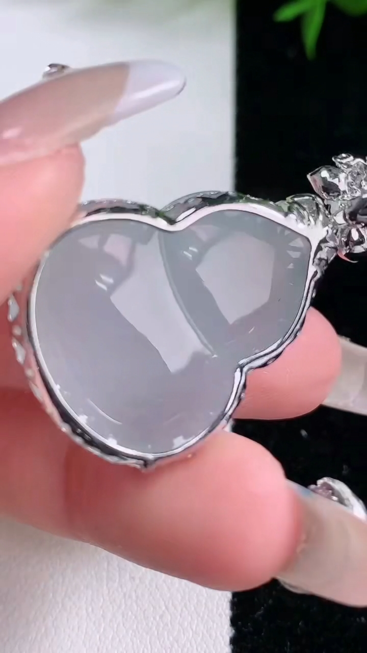 天然A货翡翠种飘花葫芦吊坠，尺寸40-28.7-24.2-10.2，重量:11.62g
3月11日