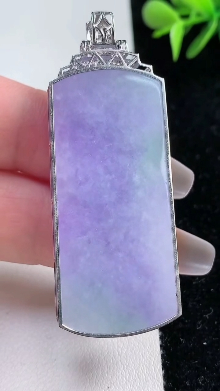 天然A货翡翠18k金紫罗兰无事牌吊坠，尺寸45-21.9-8，重量:27.62g
3月11日