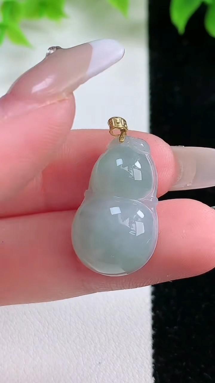 天然A货翡翠葫芦吊坠，尺寸23.3-17.5-6，重:3.58g
3月11日