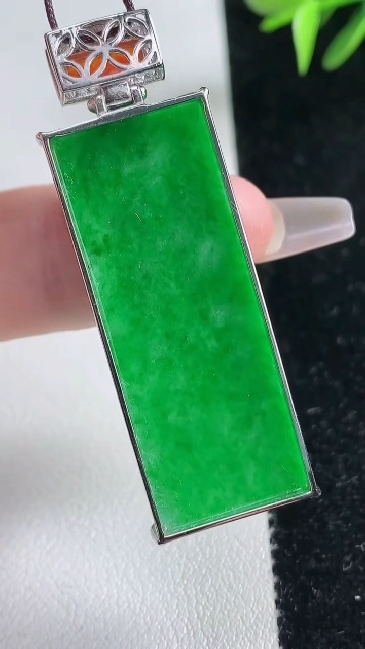 天然A货翡翠无事牌吊坠，尺寸40.5-16.2-5，重量:11.97g
3月11日