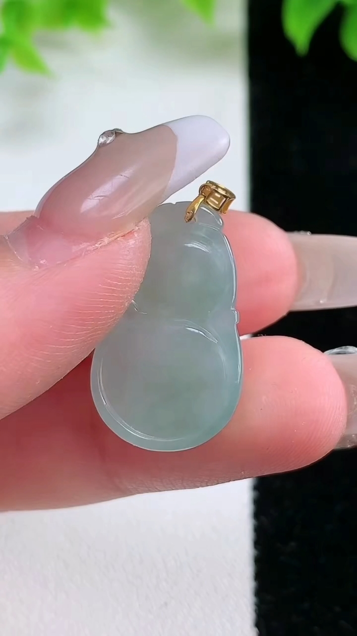 天然A货翡翠葫芦吊坠，尺寸23.3-17.5-6，重:3.58g
3月11日