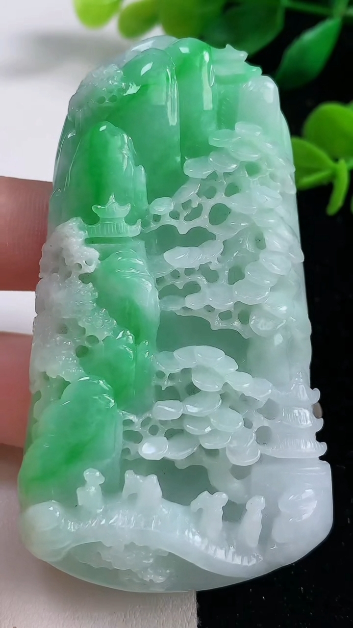 天然A货翡翠山水牌吊坠，尺寸73.2-40-13.2，重:82.43g
3月11日