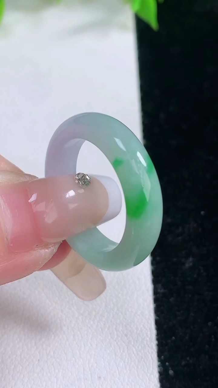 天然A货翡翠指环戒指，尺寸18.7-5.2-3.3，重量:4.42g2026年3月11日
工厂直销收藏佳品,种好水足，色泽均匀，有种有色，上手高大气！
