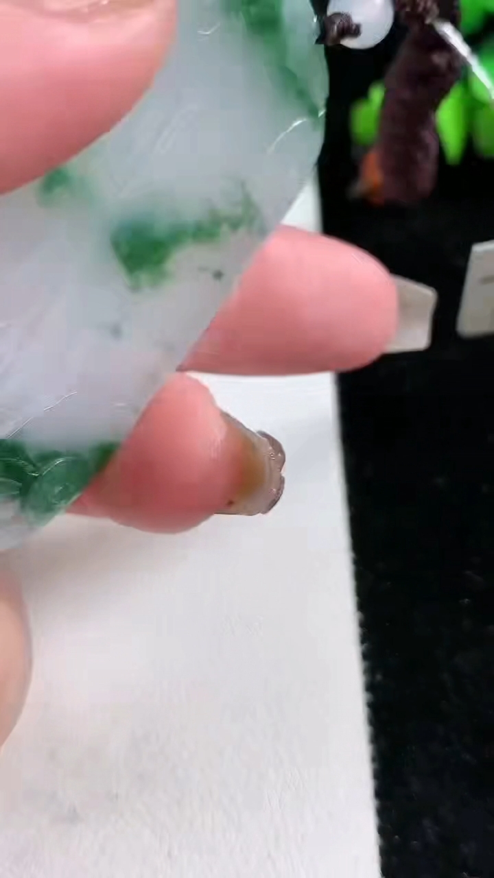 天然A货翡翠种飘花大势至观音吊坠，尺寸61.8-39.6-4.6，重量:27.29g
3月11日