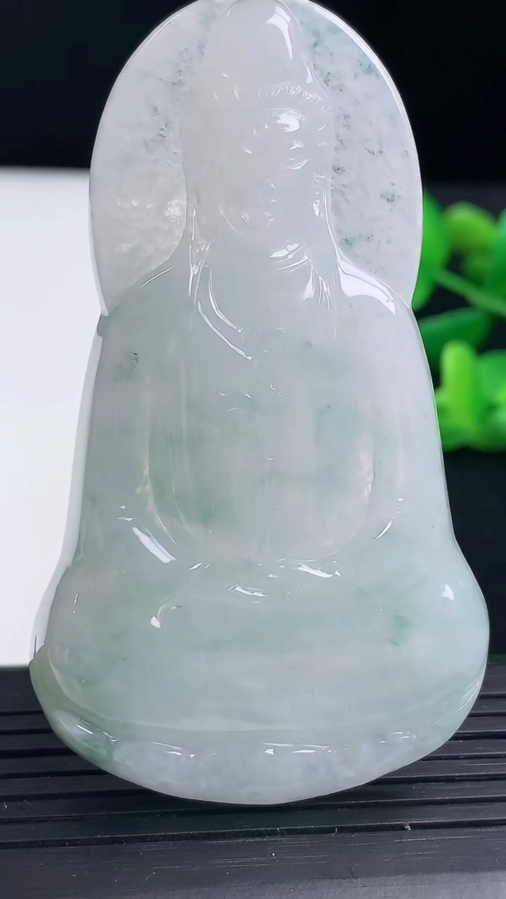 天然A货翡翠飘花观音菩萨吊坠尺寸68.7-39.9-5.4重量:30.57g
3月11日