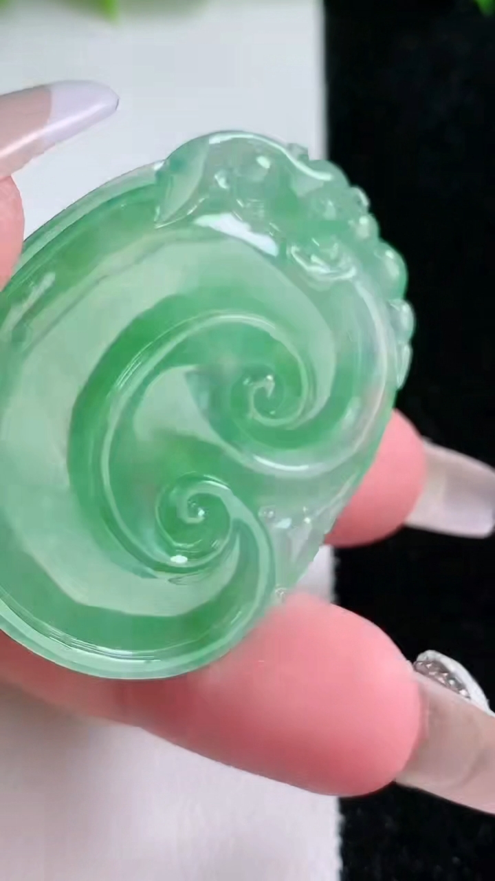 天然A货翡翠如意吊坠，尺寸45.7-32-5，重量:14.89g
3月11日