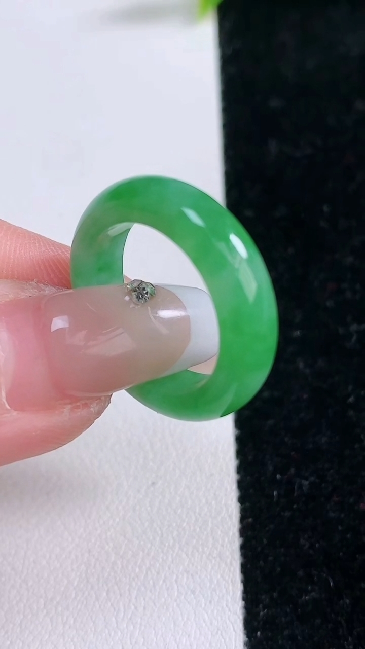 天然A货翡翠指环戒指，尺寸17.3-5.7-3.3，重量:4.01g2026年3月11日
工厂直销收藏佳品,种好水足，色泽均匀，有种有色，上手高大气！
