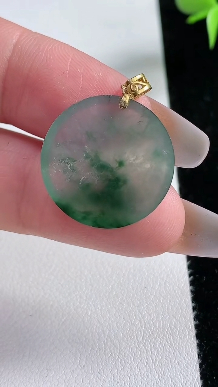 天然A货翡翠种飘花无事牌吊坠，尺寸21.7-2.6，重量:3.14g
3月11日