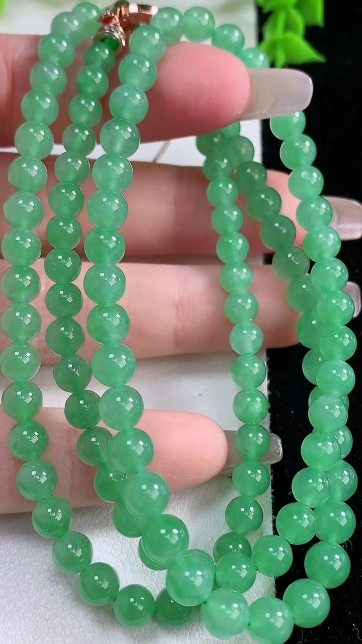 天然A货翡翠圆珠项链，尺寸5.6-111颗，重量:31.95g
3月11日