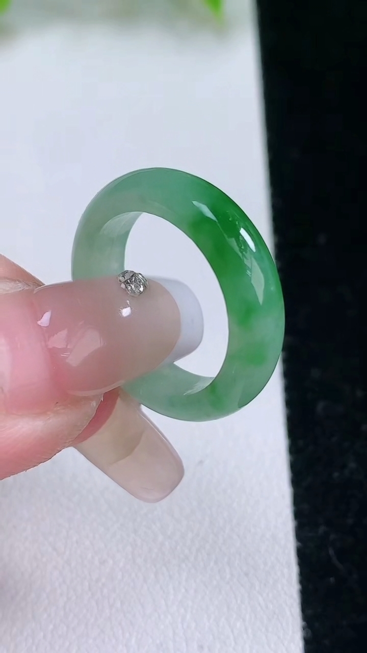 天然A货翡翠指环戒指，尺寸17.4-5.2-3，重量:3.50g2026年3月11日
工厂直销收藏佳品,种好水足，色泽均匀，有种有色，上手高大气！