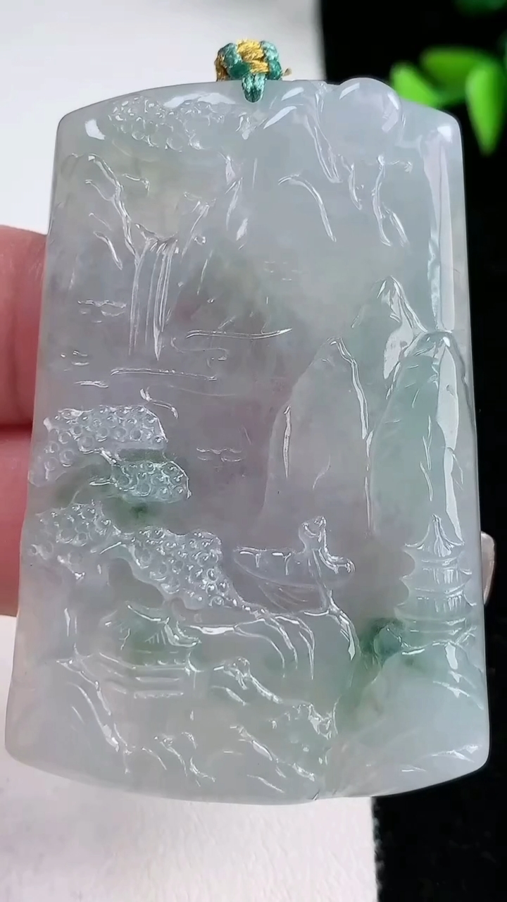 天然A货翡翠牌吊坠，尺寸57.2-37.8-5.2，重量:30.24g
3月11日