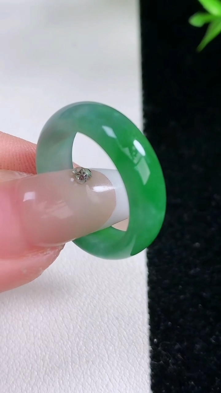 天然A货翡翠指环戒指，尺寸17-6.1-3.5，重:3.47g2026年3月11日
工厂直销收藏佳品