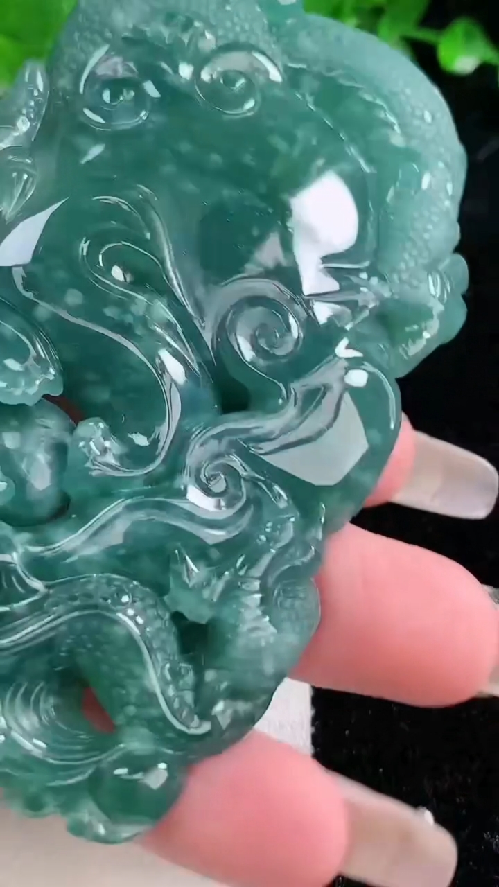 天然A货翡翠龙牌吊坠，尺寸82.5-48-13.5，重:82.56g
3月11日