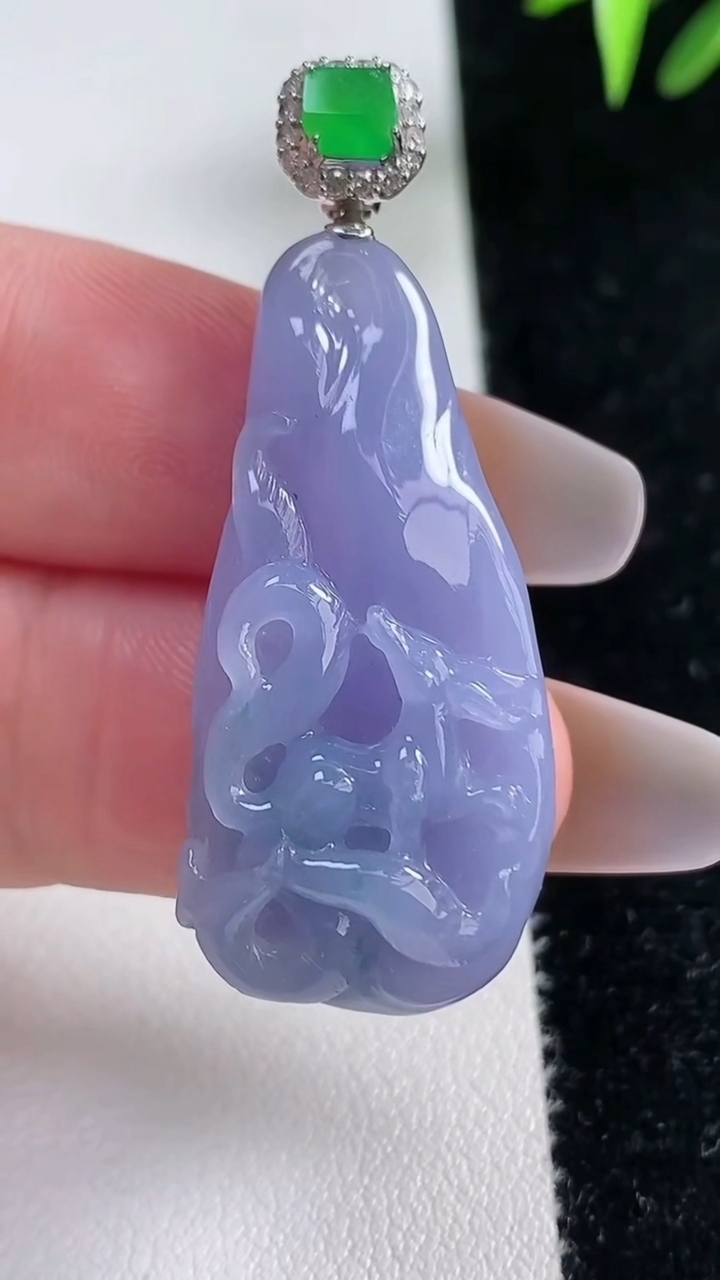 天然A货翡翠18k金紫罗兰梅花鹿吊坠，尺寸37.1-16.7-8，重量:9.23g
3月11日