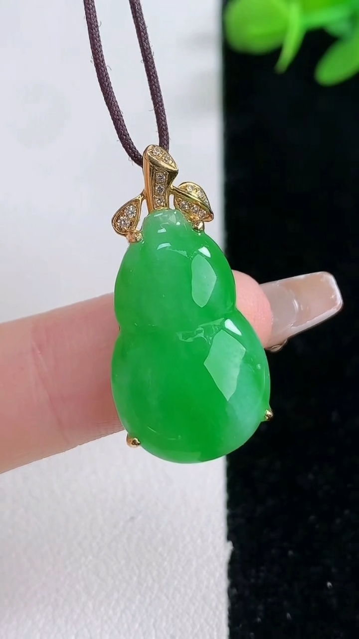 天然A货翡翠葫芦吊坠，尺寸22.4-13.8-6.3，重量:3.62g
3月11日