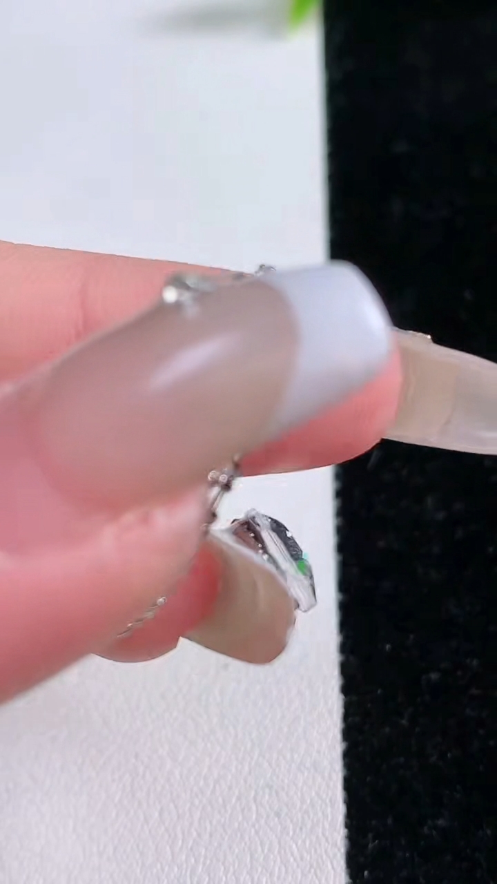 天然A货翡翠蛋面吊坠，尺寸26-13-8.5，裸石14.2-8.8重量:3.63g
3月11日