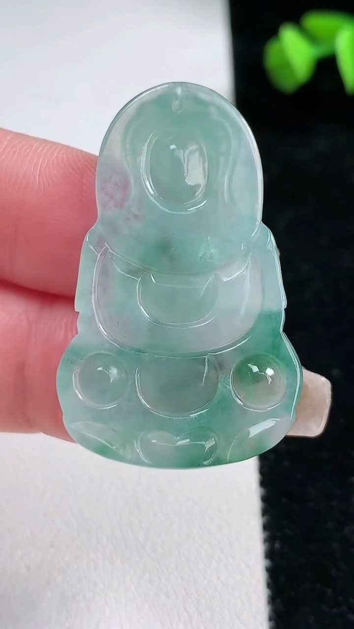 天然A货翡翠冰种飘花正装观音菩萨吊坠，尺寸39.5-24.8-3.5，重量:6.36g
3月11日