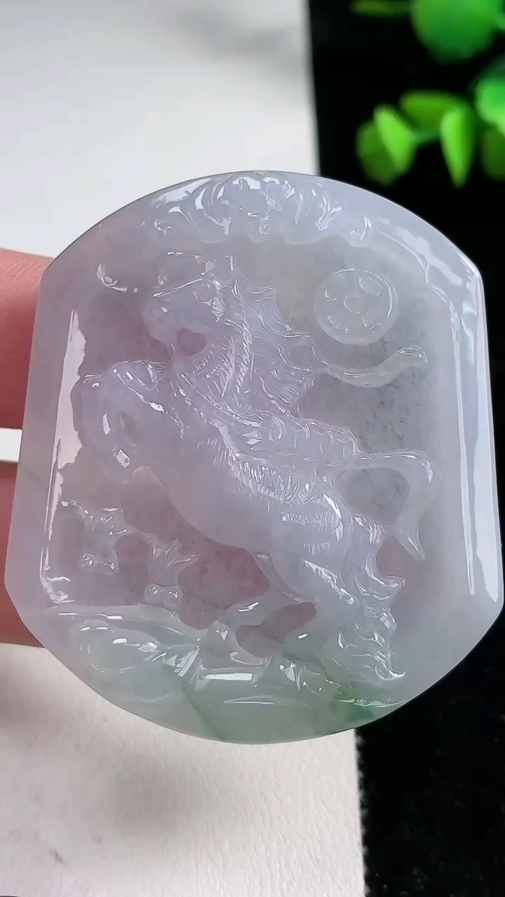 天然A货翡翠冰种飘花生肖马吊坠，尺寸51-44.5-5.3，重量:23.31g
3月11日