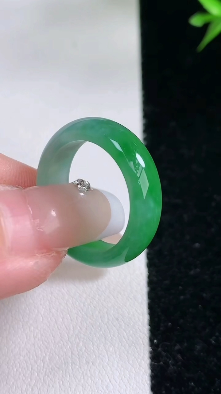 天然A货翡翠指环戒指，尺寸17-6.1-3.5，重:3.47g2026年3月11日
工厂直销收藏佳品,种好水足，色泽均匀，有种有色，上手高大气！