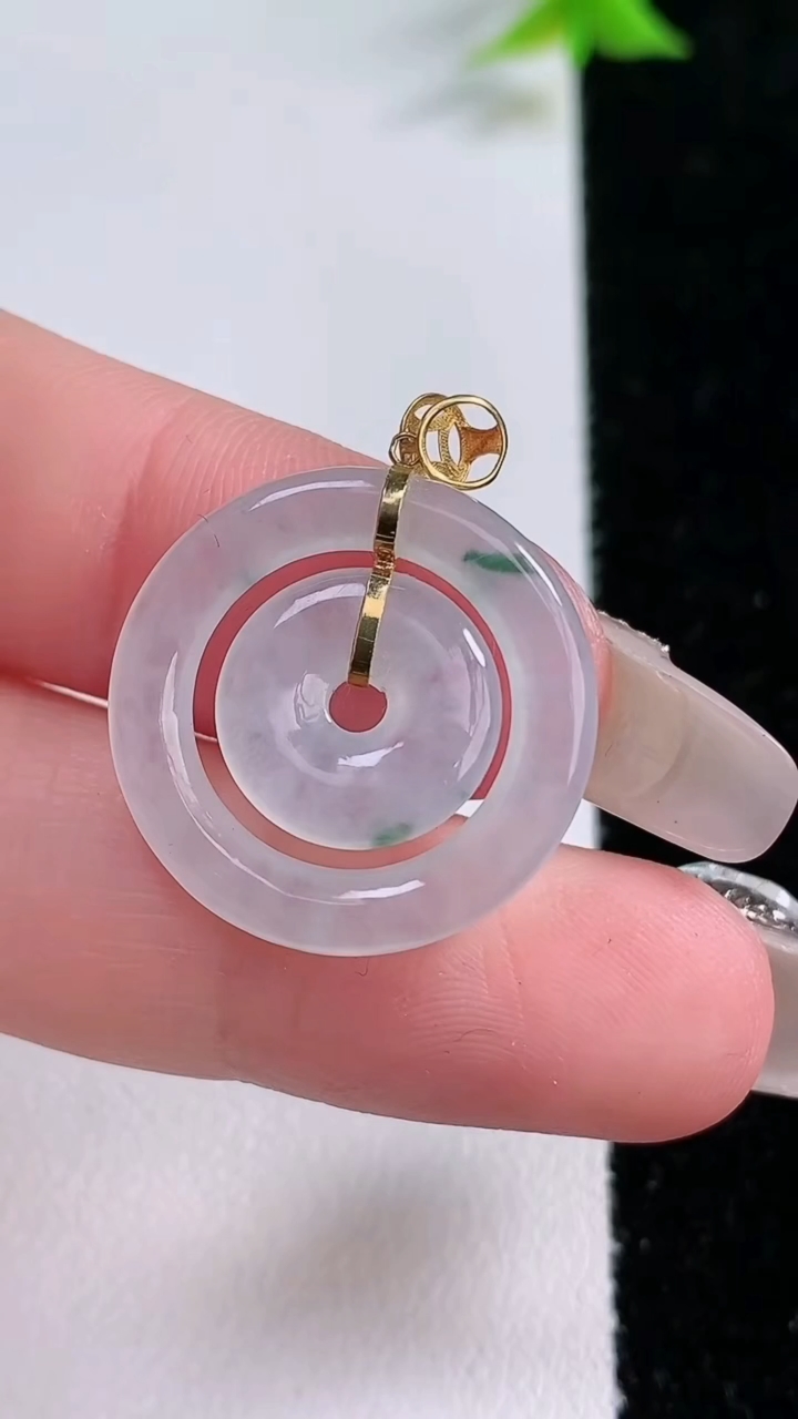 天然A货翡翠18K金飘花母子平安扣吊坠，尺寸21.2-2.7，重:2.45g
3月11日