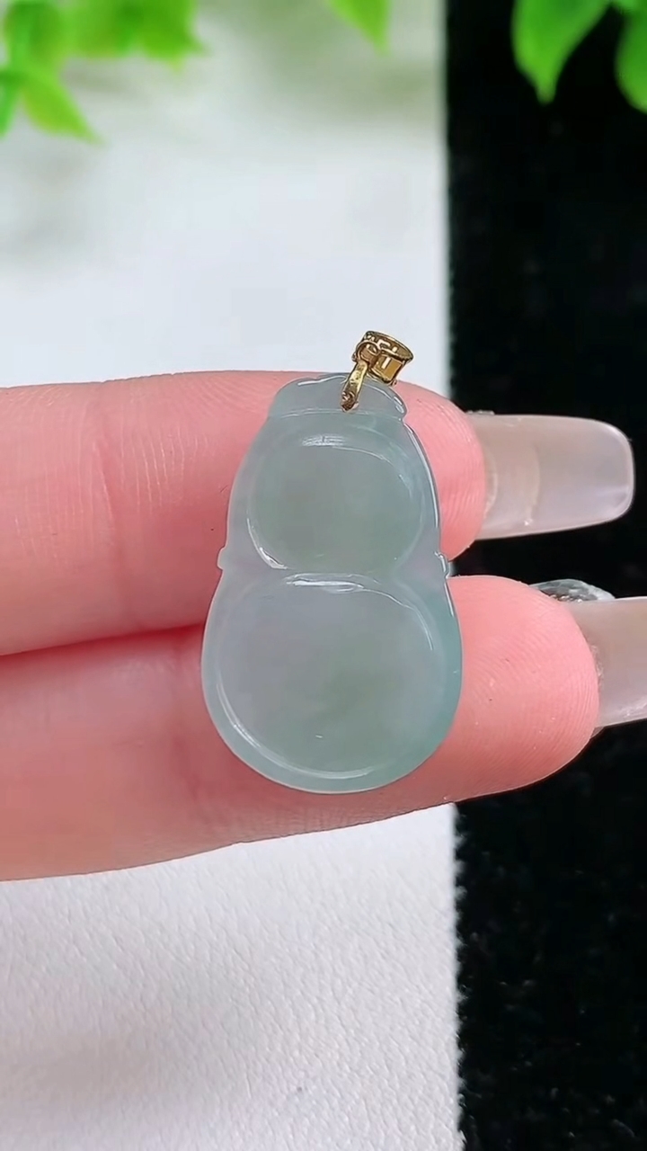 天然A货翡翠葫芦吊坠，尺寸23.3-17.5-6，重:3.58g
3月11日