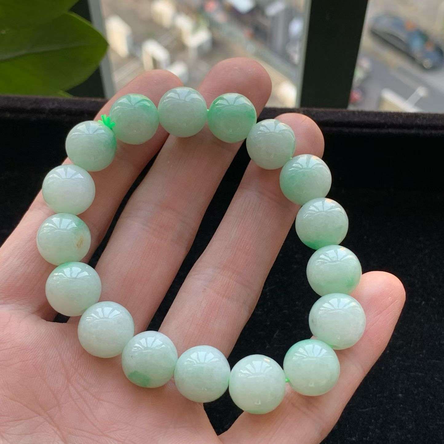 A货天然翡翠冰糯种飘绿手串重量53.87
3月11日