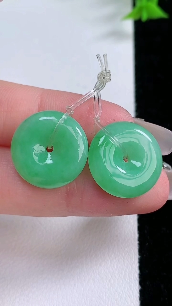 天然A货翡翠平安扣吊坠一对，尺寸17.2-4.6，重量:6.11g
3月11日