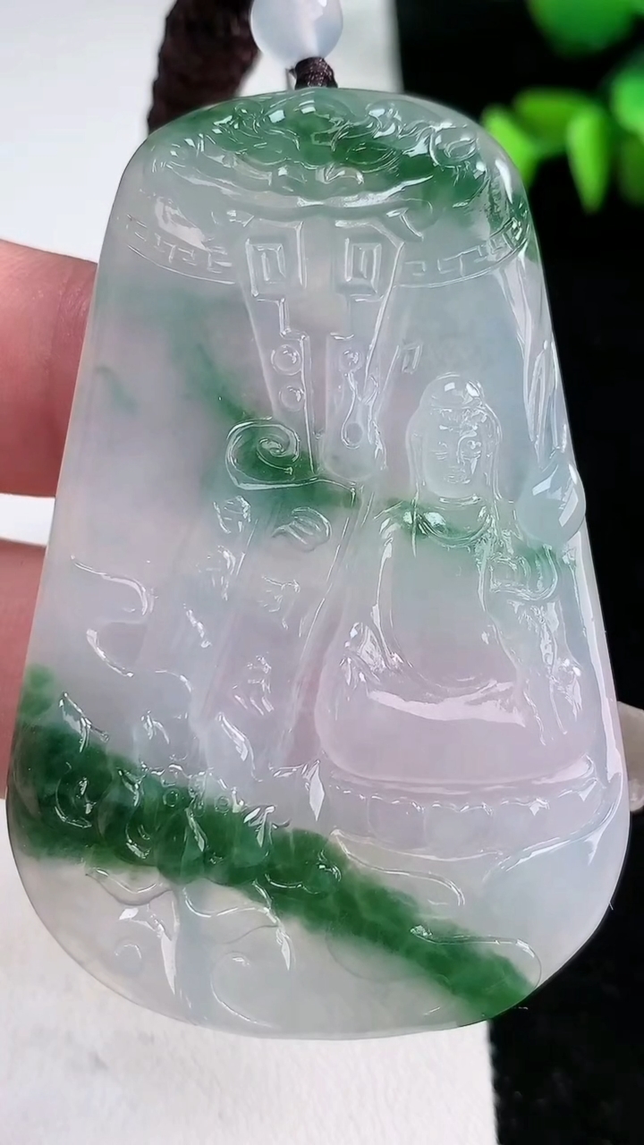 天然A货翡翠种飘花大势至观音吊坠，尺寸61.8-39.6-4.6，重量:27.29g
3月11日