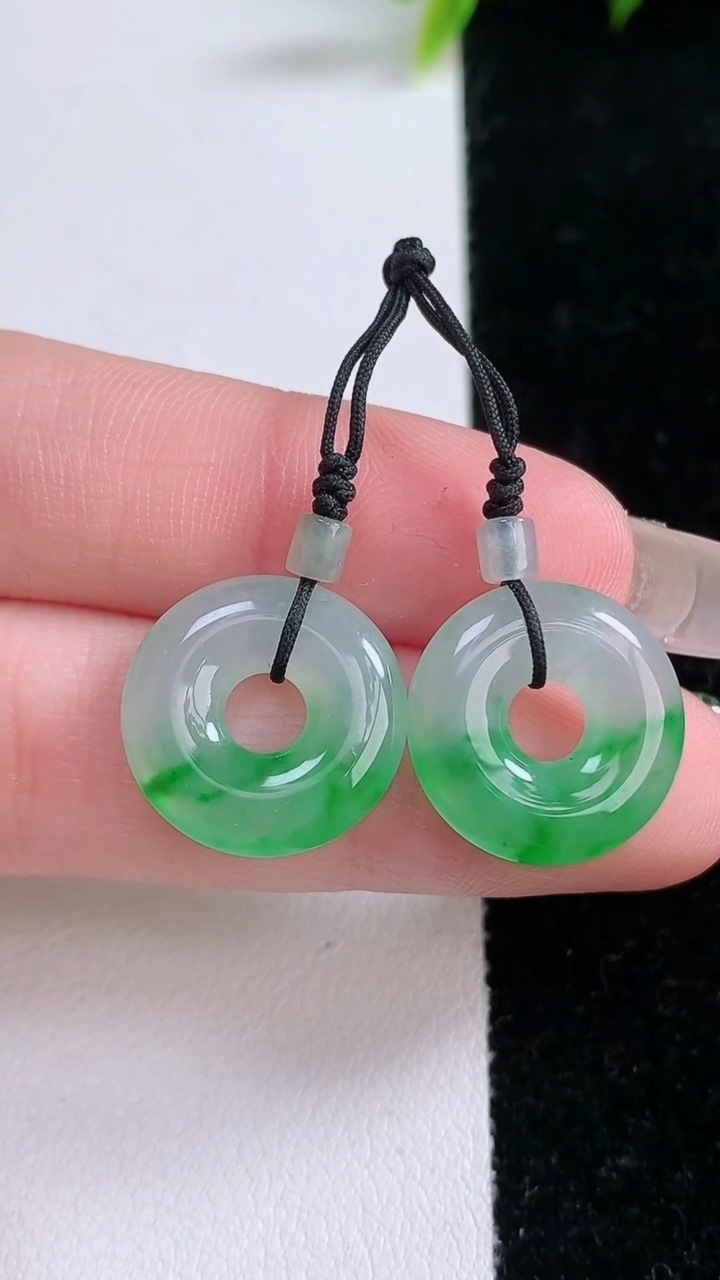 天然A货翡翠平安环吊坠一对，尺寸15.8-3.3，重量:4.39g
3月11日