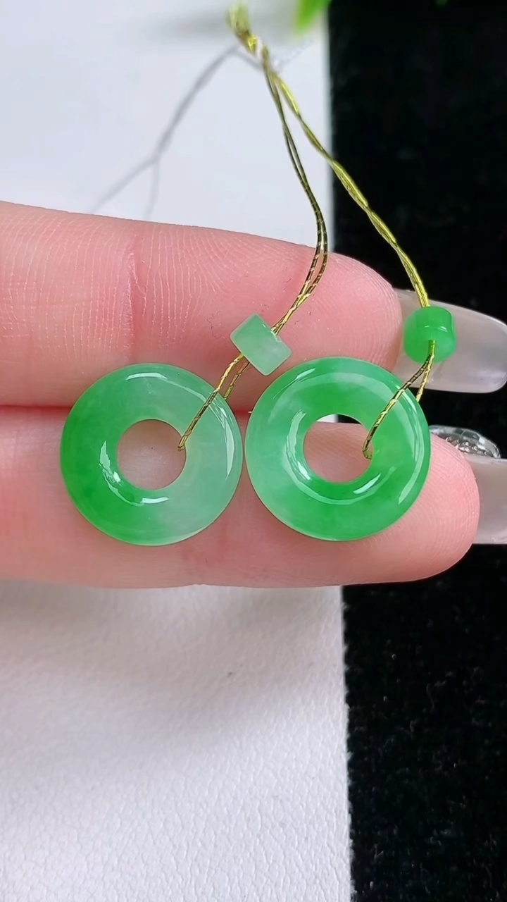 天然A货翡翠平安环吊坠一对，尺寸14.3-2.6，重量:2.96g
3月11日