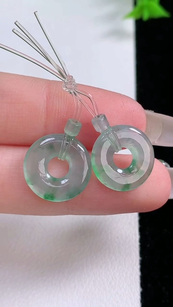 天然A货翡翠平安环吊坠一对，尺寸14.2-2.2，重量:2.05g
3月11日